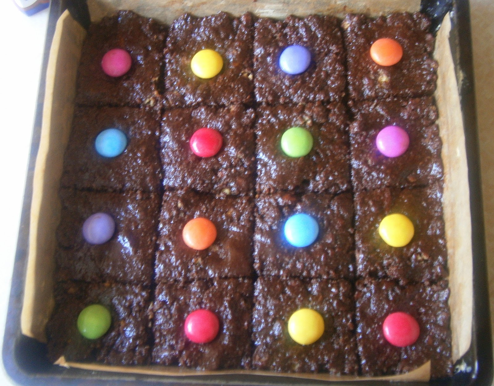 Eat Rainbow Love: Chocolate smartie squares