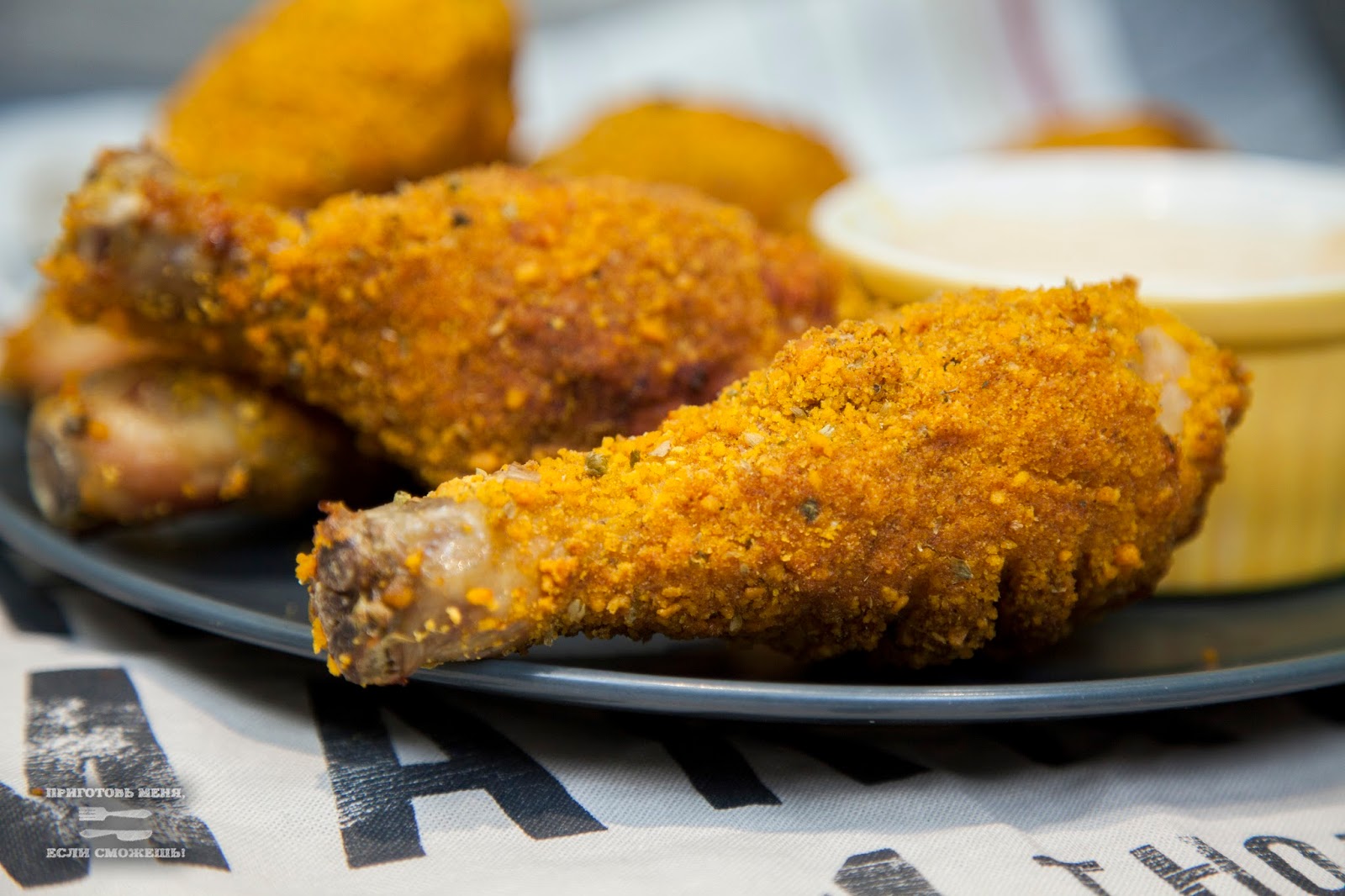 курица в панировке в духовке. куриные ножки в панировочных сухарях на сковороде. куриные ножки в панировке. крылышки в панировке. жареный голень панировке.
