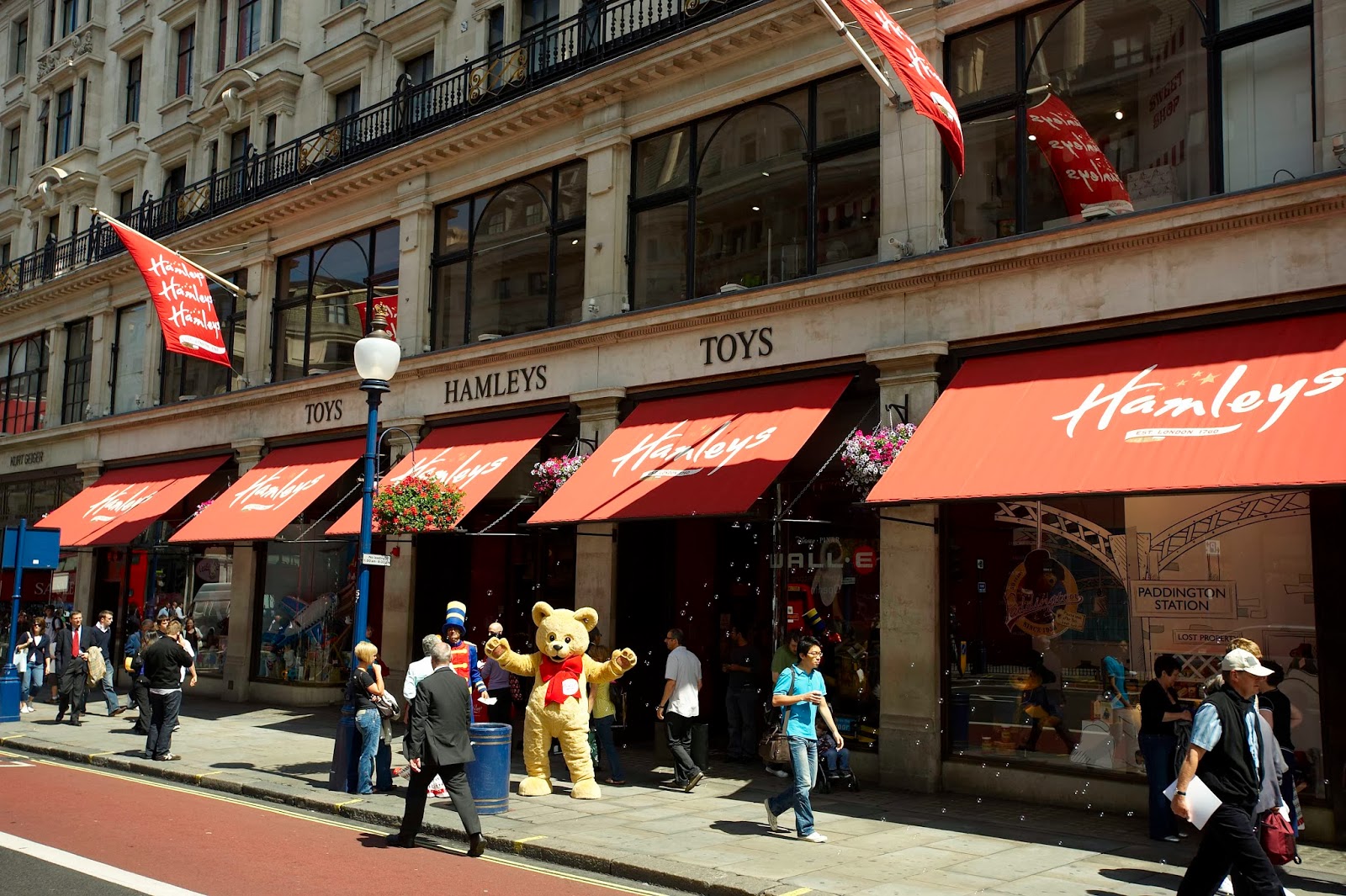 Hamleys london. Хамлес магазин игрушек Лондон. Hamleys магазин игрушек в Лондоне. Хемлис магазин игрушек в Лондоне. Магазин Хэмлис в Лондоне.