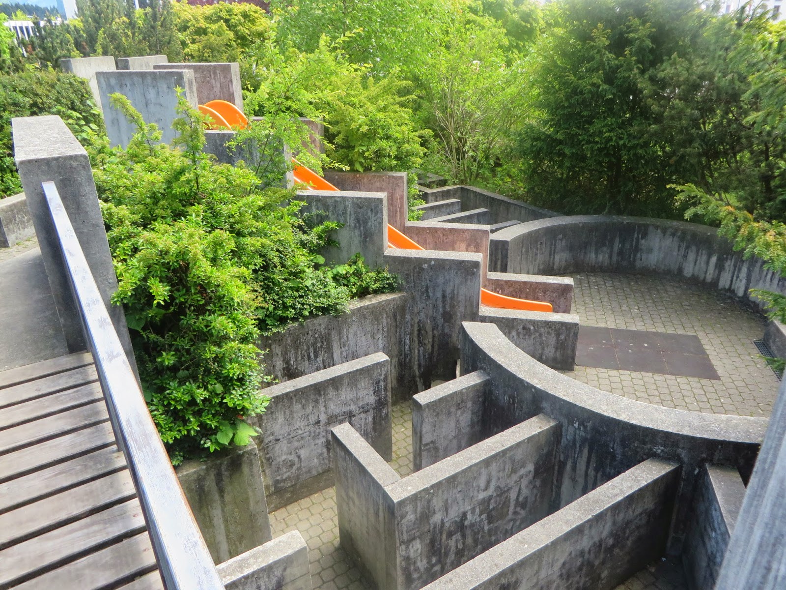 Play de Gex: Corbusian Concrete Maze at Bulle