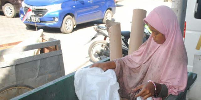 Niar, Siswi SD Ini Jadi Pemulung demi Nafkahi Diri dan Neneknya Niar, Siswi SD Ini Jadi Pemulung demi Nafkahi Diri dan Neneknya