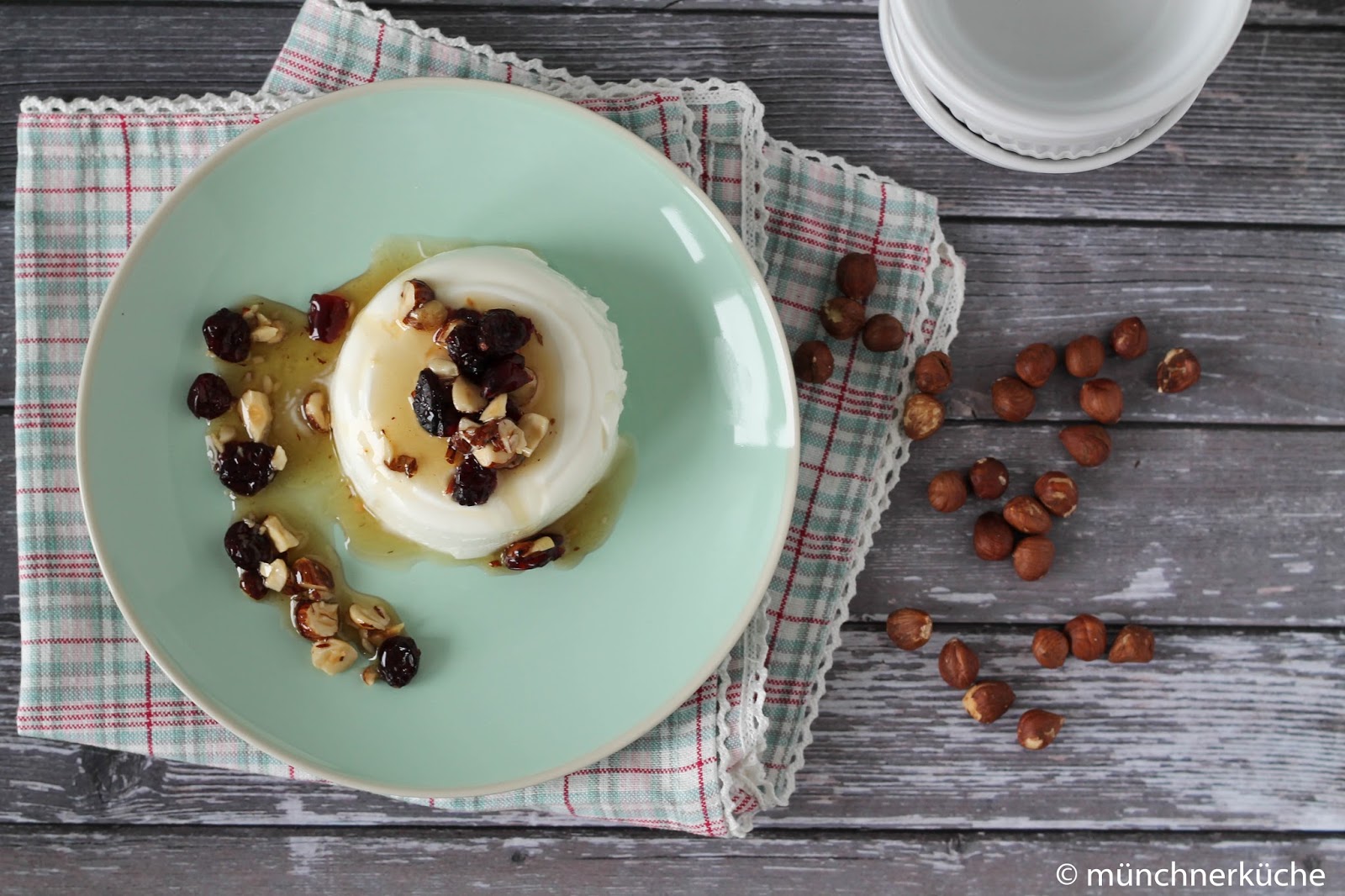 münchnerküche: Joghurt-Terrine mit Haselnuss-Cranberry-Honigsauce