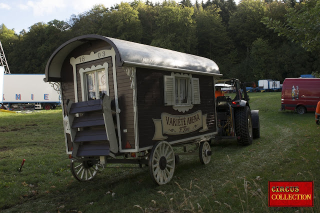 Des wagons en gare de Bulle à la place du Russalet, installation des roulottes. ( Bulle le 24 septembre 2018 ).  photo Philippe Ros