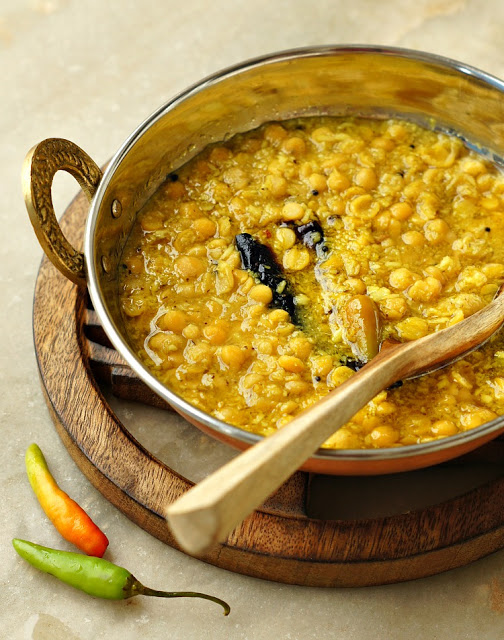 Ma Niche Maaer Narkel Diye Cholar Dal ( Split Bengal gram with Coconut )