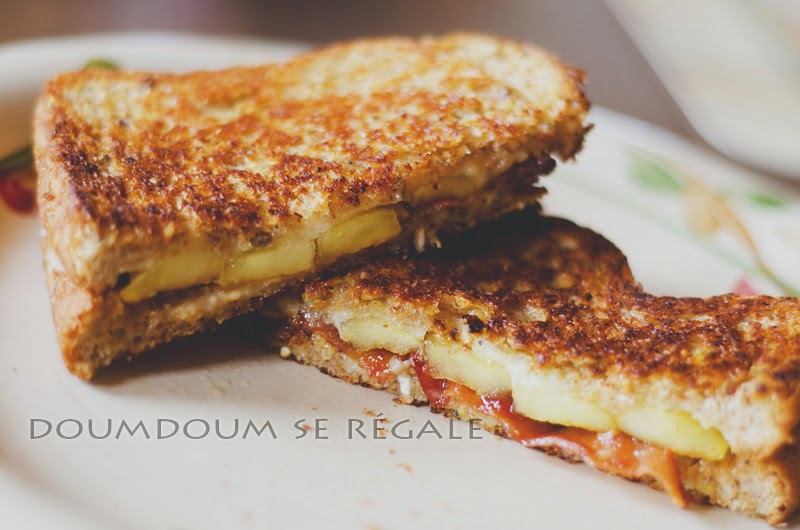 Grilled cheese au cheddar, aux pommes caramélisées et au bacon Doumdoum se régale