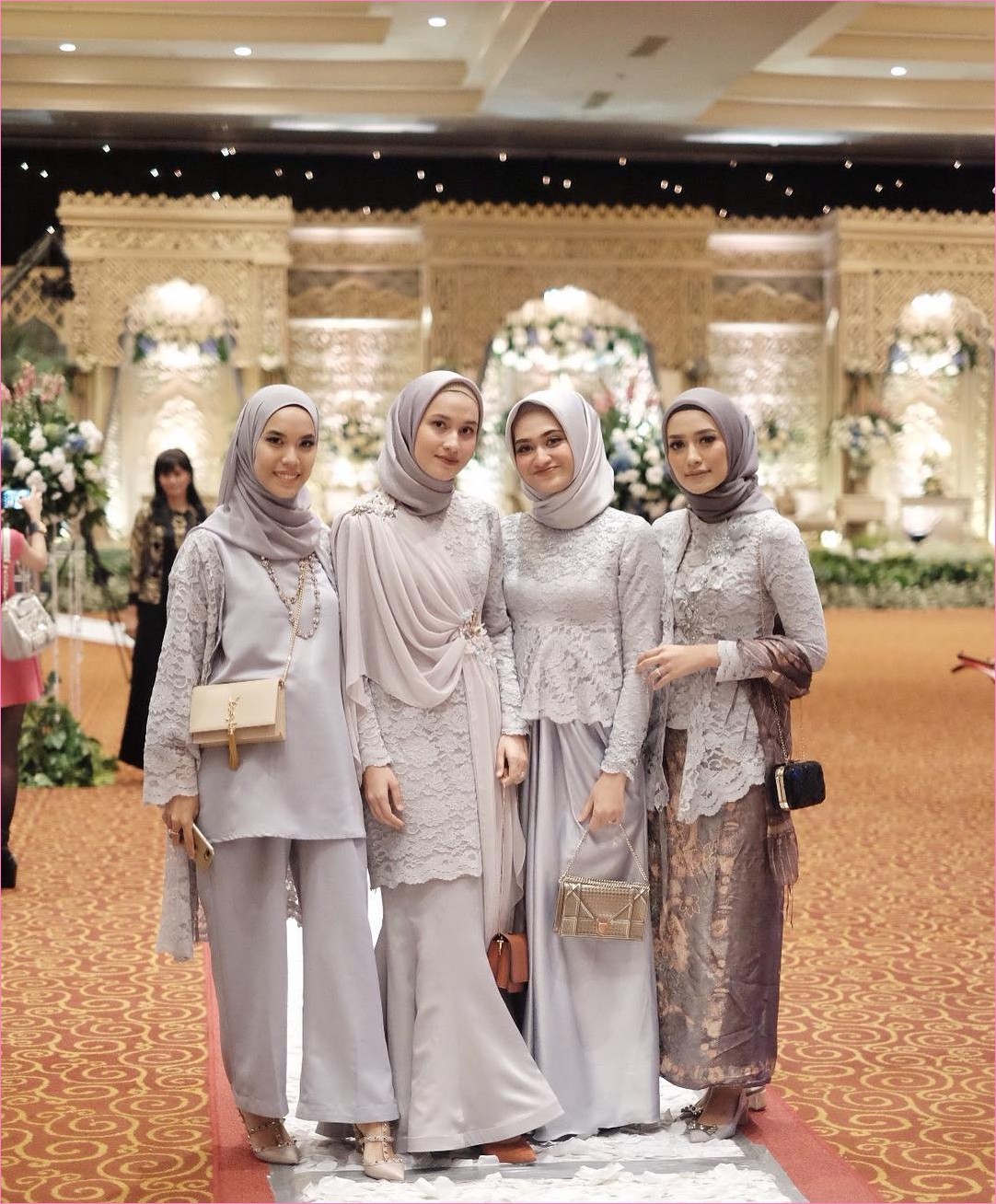 Outfit Baju  Bridesmaid  Berhijab Ala Selebgram 2019