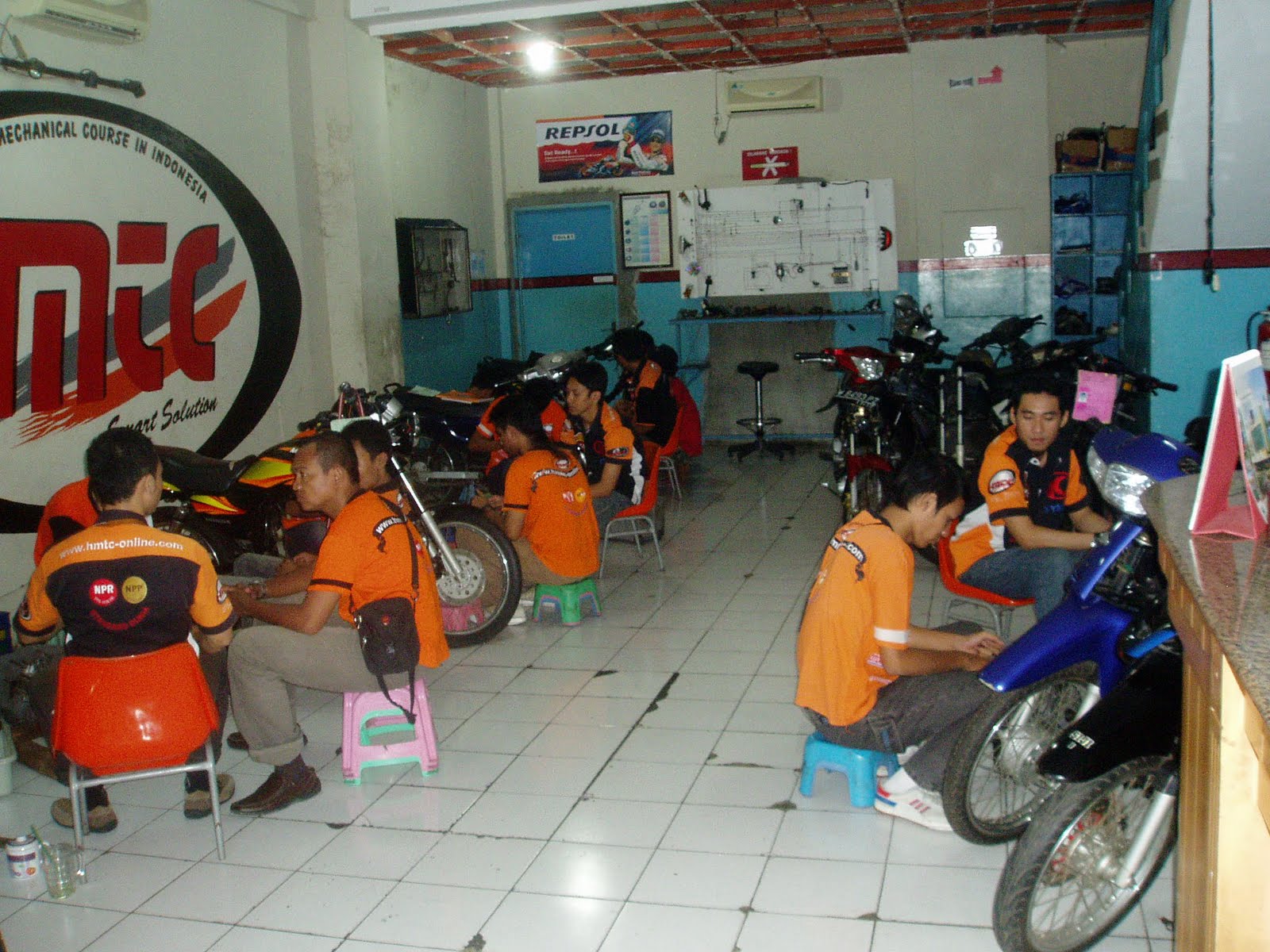 Belajar Montir Motor - Wallpaper Books