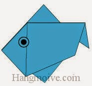 Bước 9: Vẽ mắt để hoàn thành cách xếp con Cá rô bằng giấy origami đơn giản.