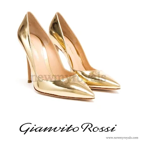 Crown Princess Victoria Style Gianvito Rossi Gold Patent Leather Pointed Pumps