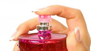 Perlunya Menyemprotkan Parfum di Area Pusar