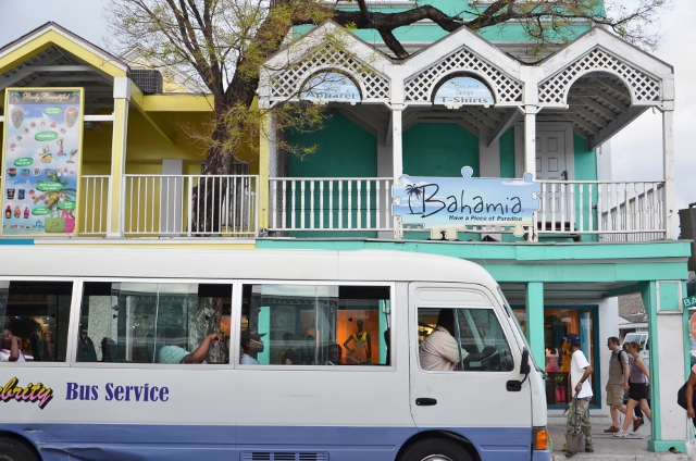バスに乗ってナッソー港町から海へ★Nassau Bahamas | M's Miami Cafe
