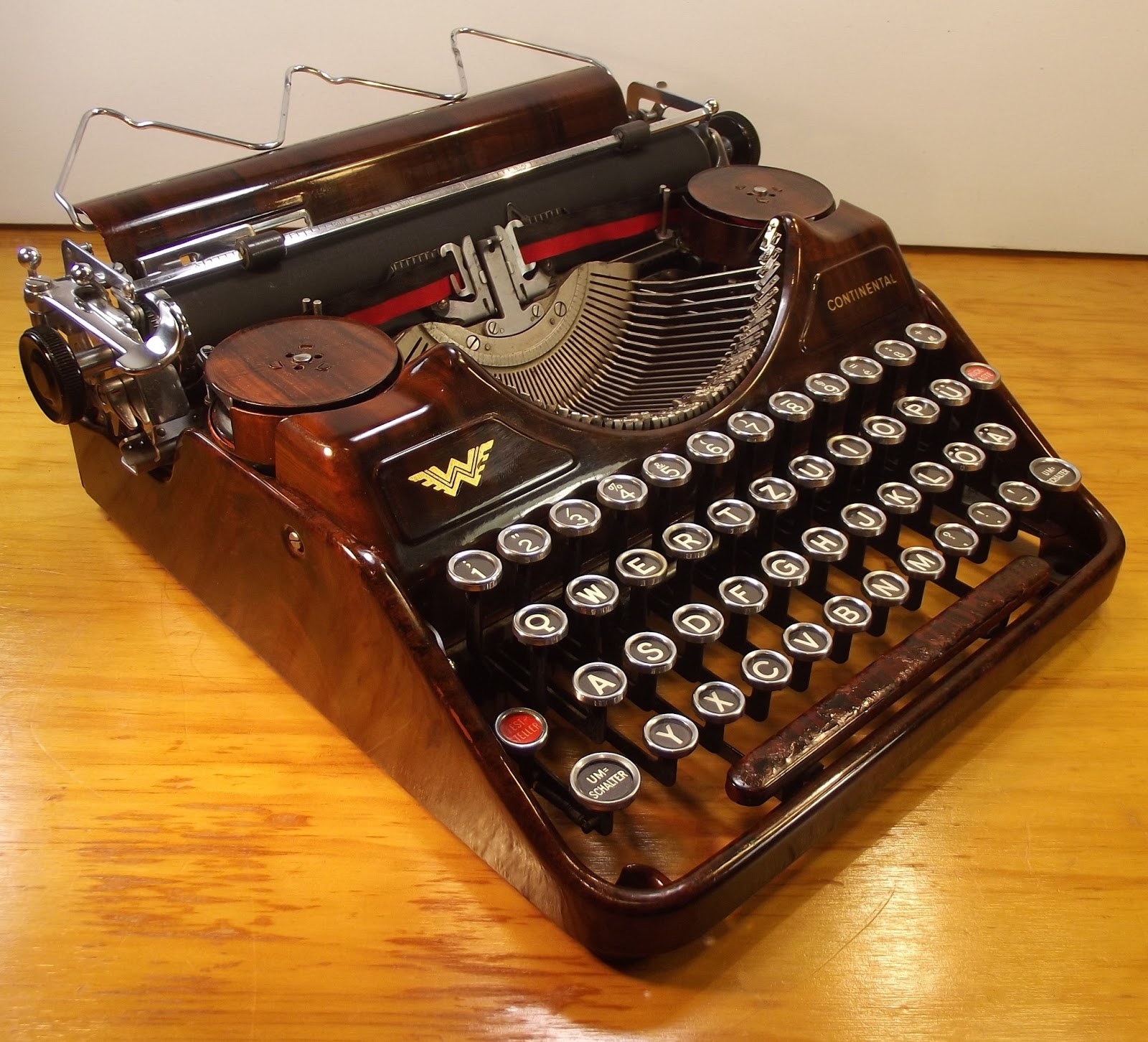 oz.Typewriter Continental Wanderer Portable Typewriter