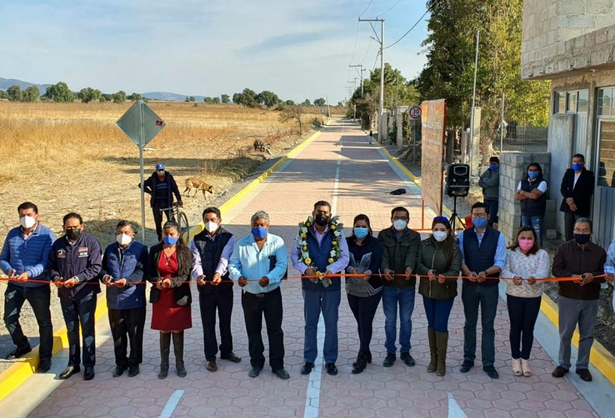 Edil de Tepeaca Sergio Salomón entregó pavimentación en San Francisco Buenavista.