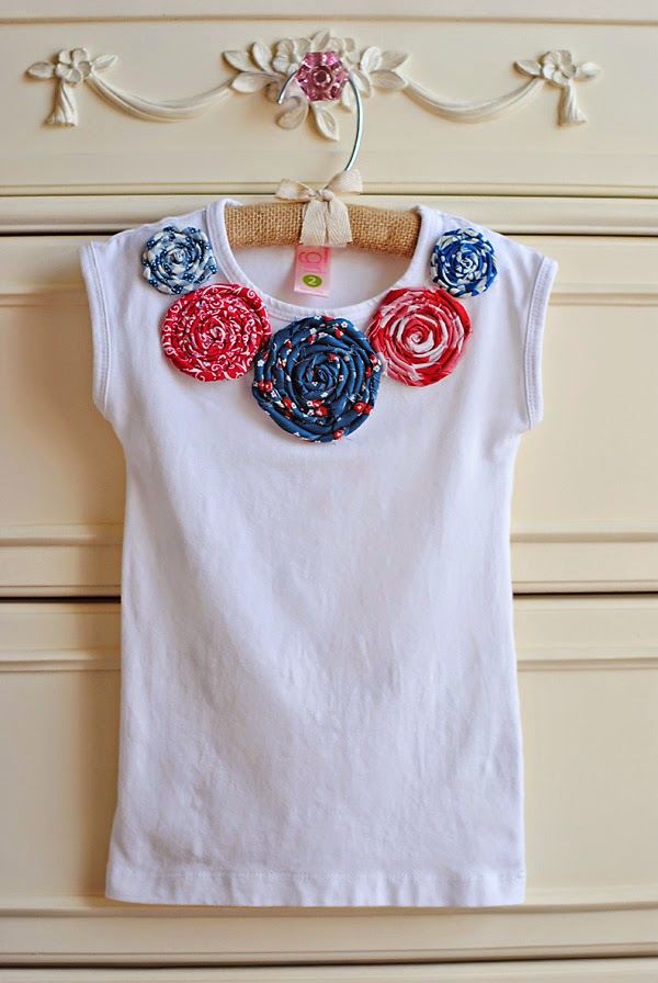 camiseta decorada con flores enrolladas