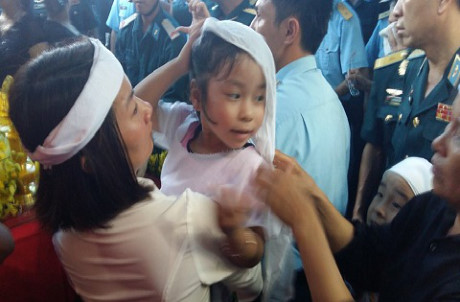 Xuc dong canh que huong don liet sy Tran Quang Khai tro ve - Anh 14