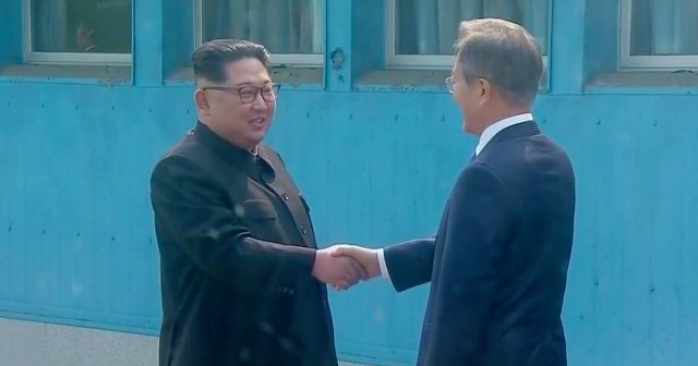 O líder norte-coreano Kim Jong-un cruzou a zona desmilitarizada para discutir a desnuclearização com o líder sul-coreano Moon Jae-in.