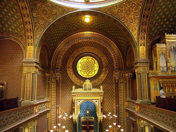 Interior de la Sinagoga Española (Praga, República Checa)