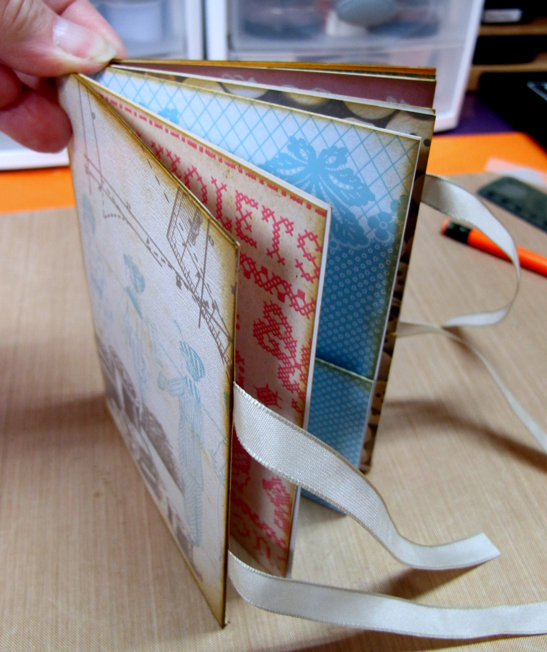 DAR'S CRAFTY CREATIONS A Pretty Little POCKET Book Tutorial!