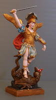 Statuina San Michele Arcangelo piccole sculture su commissione santi san michele drago orme magiche