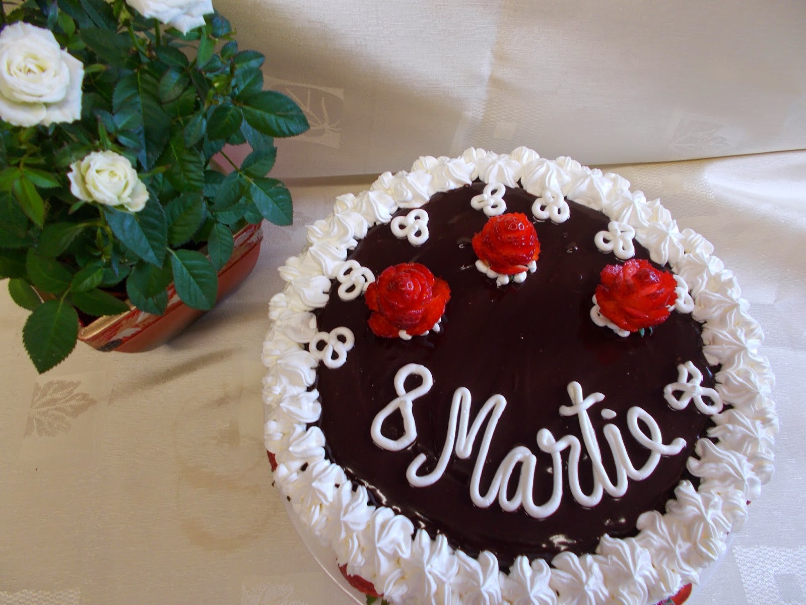 Tort cu nuca si fructe de padure