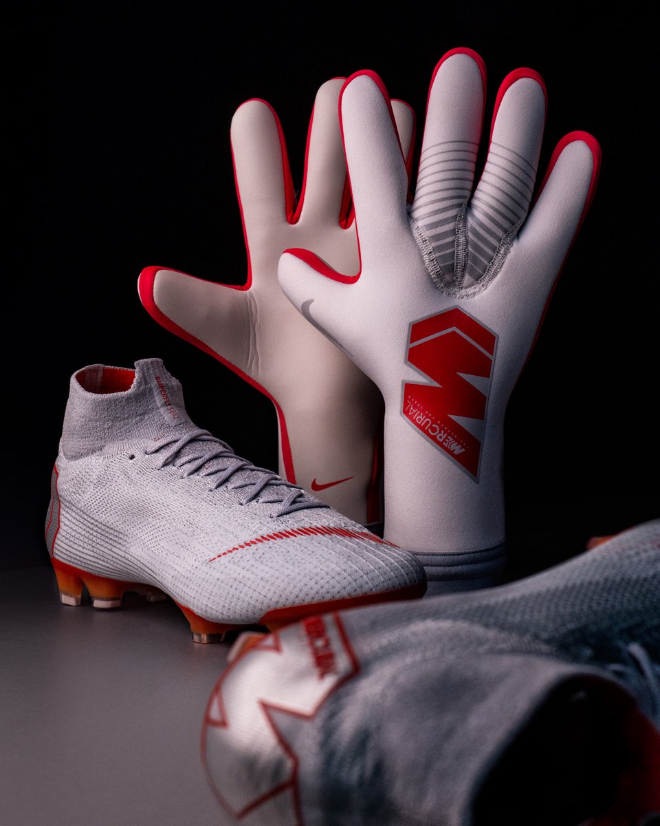 Maak een sneeuwpop retort Actief Strapless' Nike Mercurial Touch Elite Raised on Concrete Goalkeeper Gloves  Released - Footy Headlines