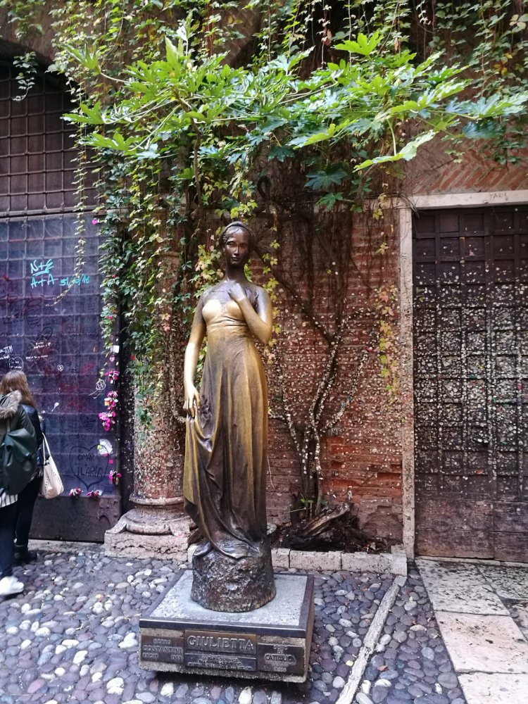 Верона статуя джульетты Верона статуя джульетты