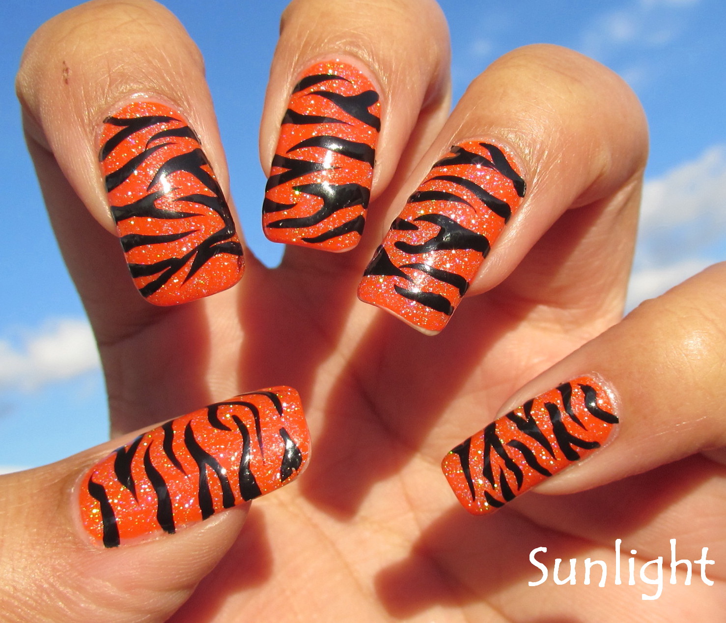 Тигровые ногти дизайн. Тигровые ногти. Маникюр с тигровыми полосками. Тигровые полоски на ногтях. Тигр на ногтях.