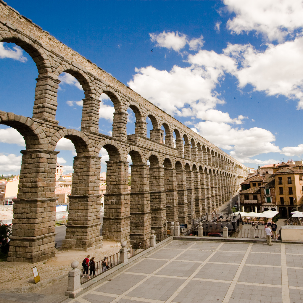 Римский водопровод. Акведук в Сеговии Испания. Римский акведук в Испании. Римский виадук в Сеговии Испания. Римский акведук Толедо.