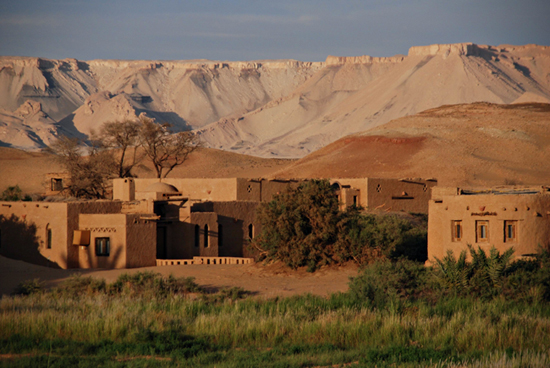 Safari Fusion blog | Desert oasis | Saharan architecture with classic modern furnishings at Al Tarfa Desert Sanctuary, North Africa