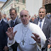 El Papa Francisco llama por teléfono a la gente