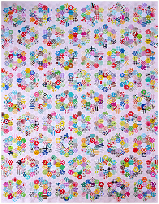 Grandmother's Flower Garden Quilt - Part 2 | © Red Pepper Quilts 2018 #scrapquilt #hexagons #englishpaperpiecing #redpepperquilts