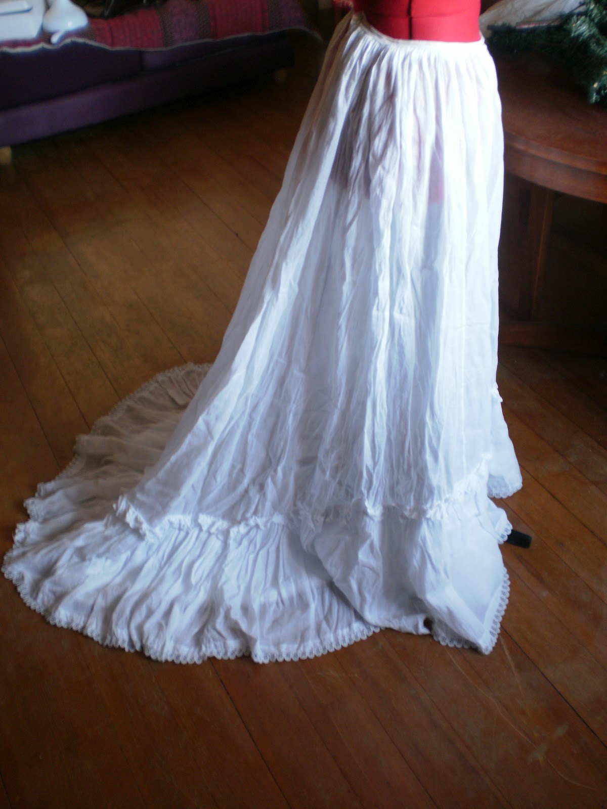 Des modes & : Jupon ?� tra?�ne - d?�but XX?� si?�cle