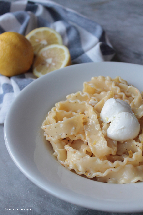 reginette con burro, acciughe, mozzarella e limone