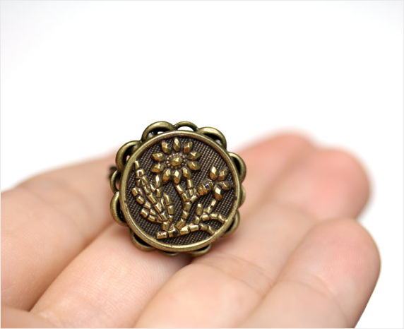 Daisy Antique Button Ring by ChatterBlossom #daisy #flower #ring #jewelry