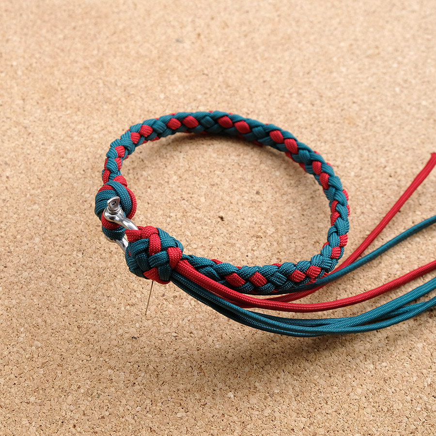 Paracord Lovers パラコードラヴァース 1 081 クリスマスカラーのチョーカー 4 Strand Round Braidで作ってみた