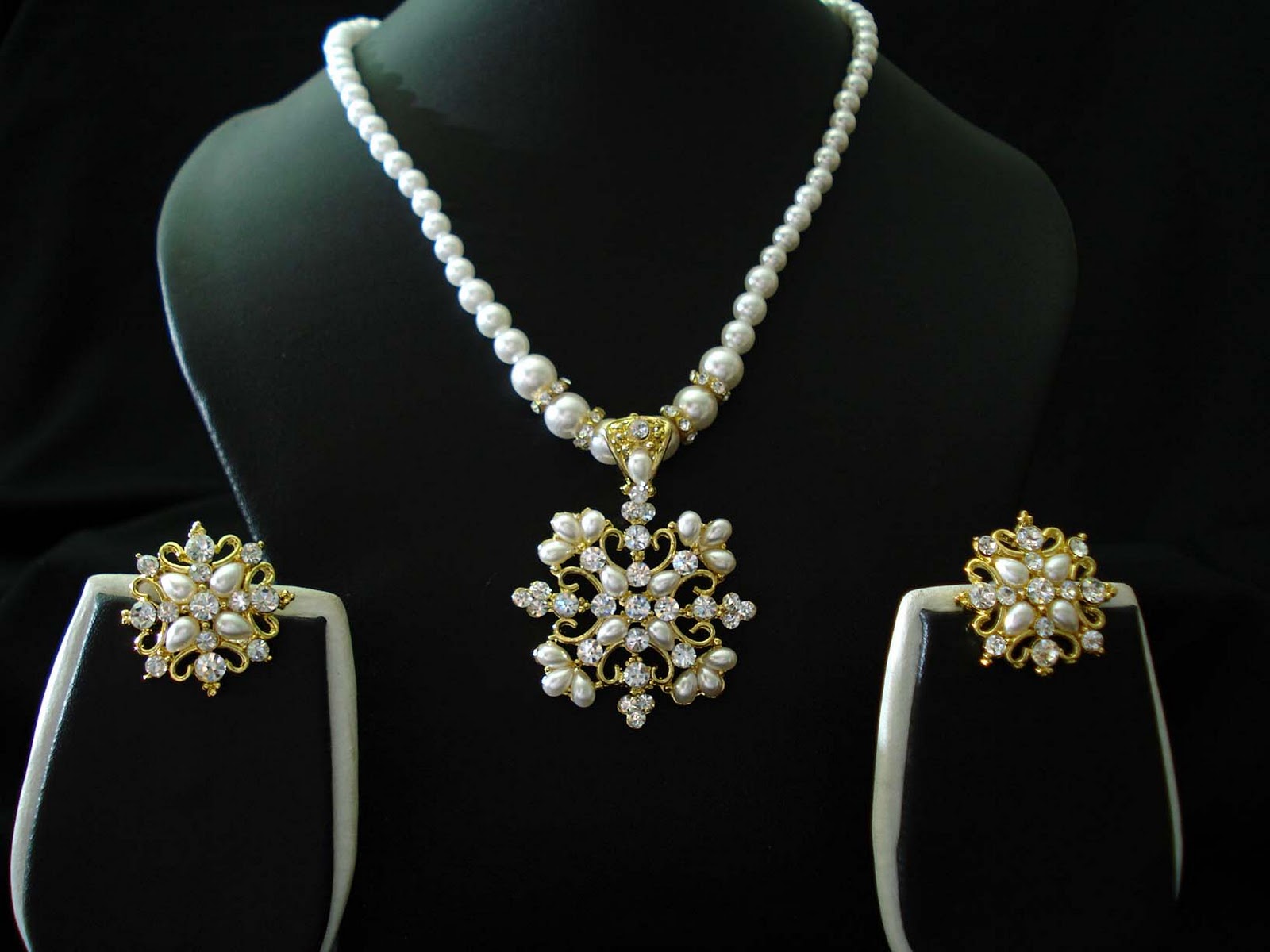 GOLD's JEWELLERY International Fashions World's