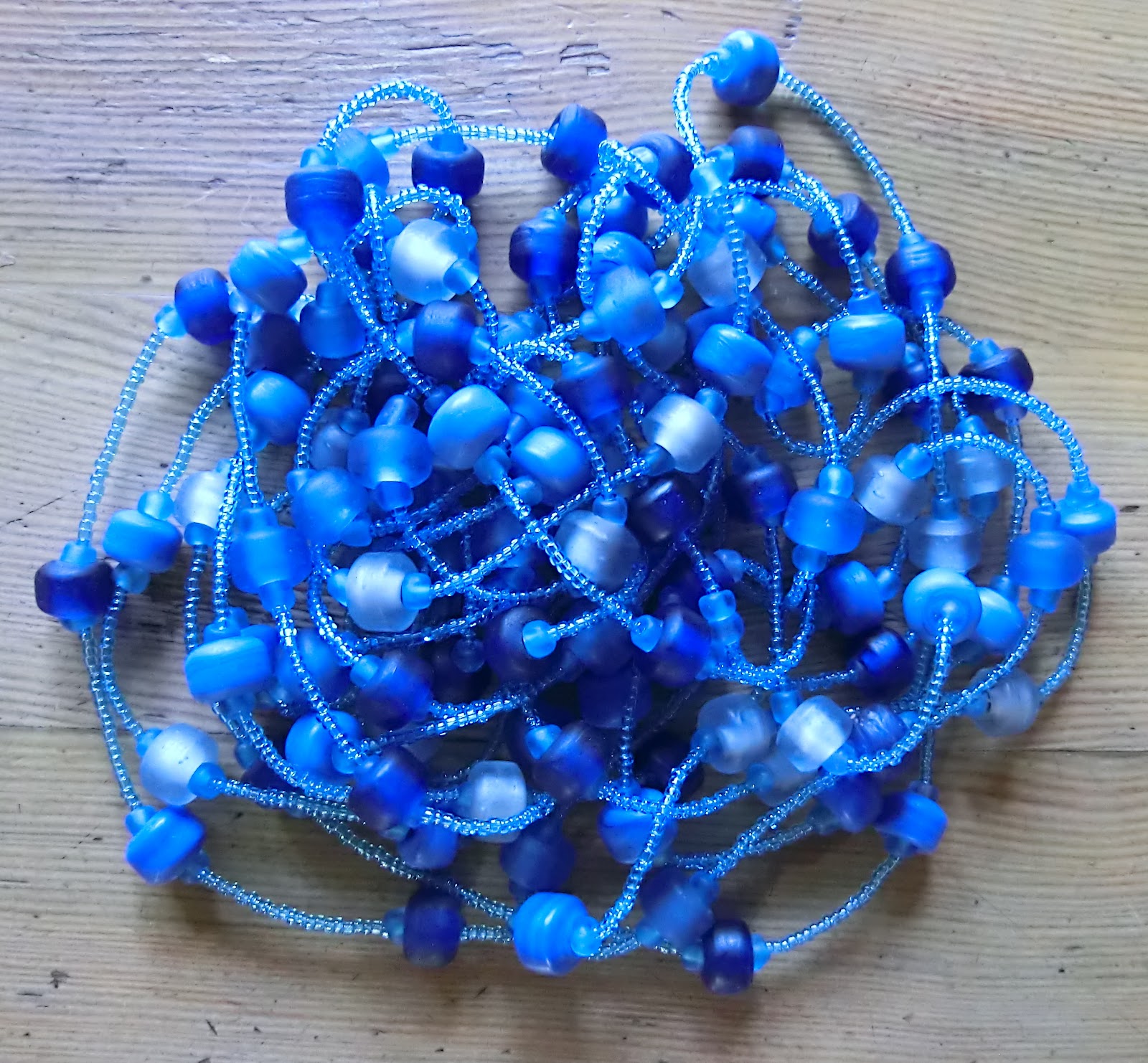 huisVLIJTIGLIESJE Kralen rijgen, altijd leuk. Bead stringing, always fun!