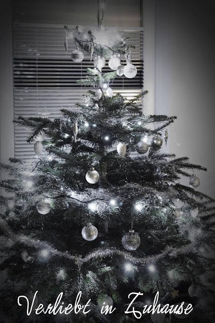 Weihnachtsbaum mit weißer Dekoration bei Nacht