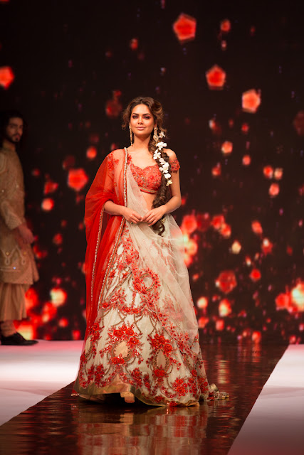 VLCC unveils the ‘Couture Bridal Look of 2017’ at VLCC Makeup ‘‘Simply Awesome’’ mega event VLCC unveils the ‘Couture Bridal Look of 2017’ at VLCC Makeup ‘‘Simply Awesome’’ mega event