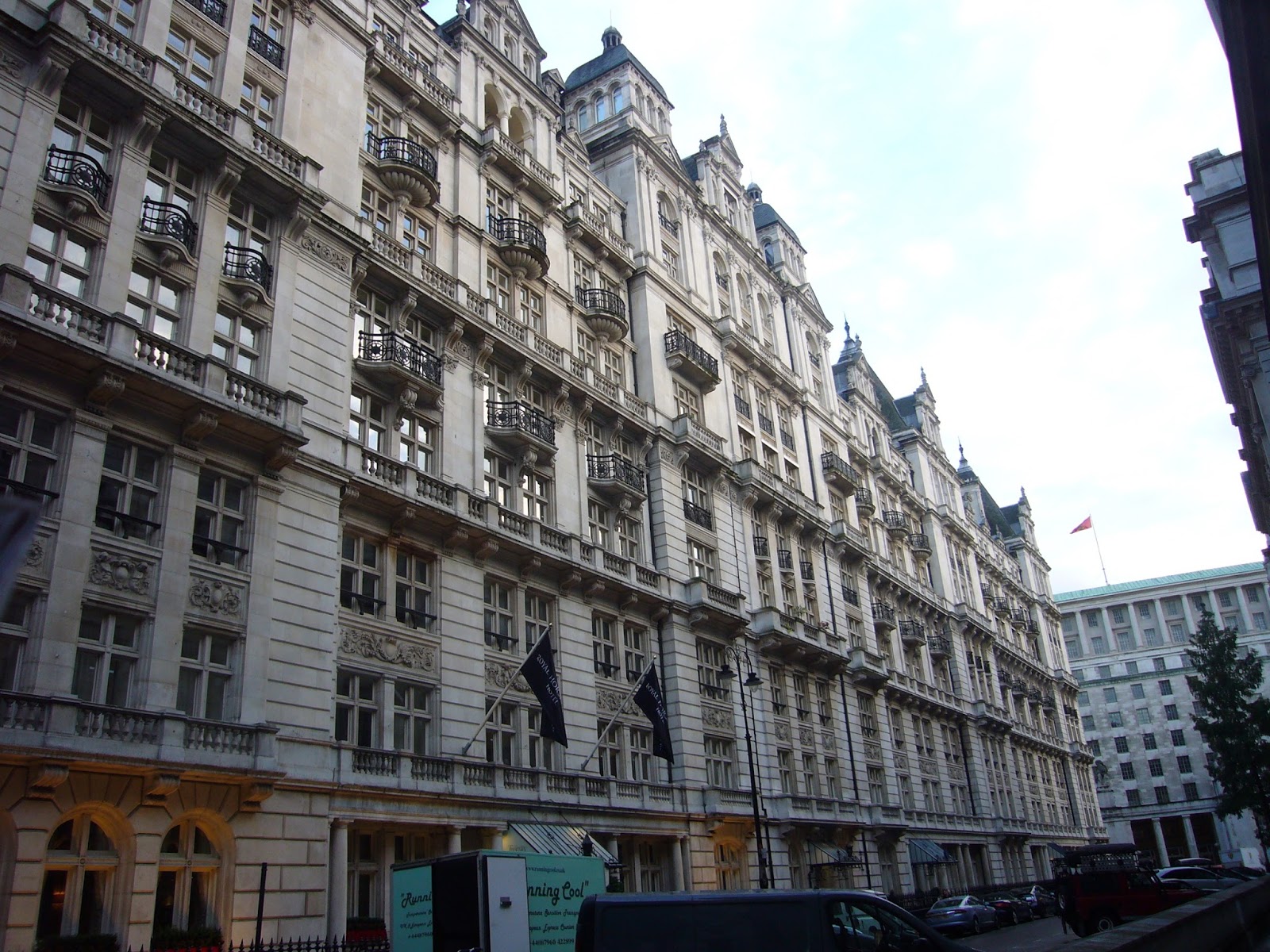 Holmes and Poirot in London ロンドン ホワイトホールテラス（Whitehall Terrace）