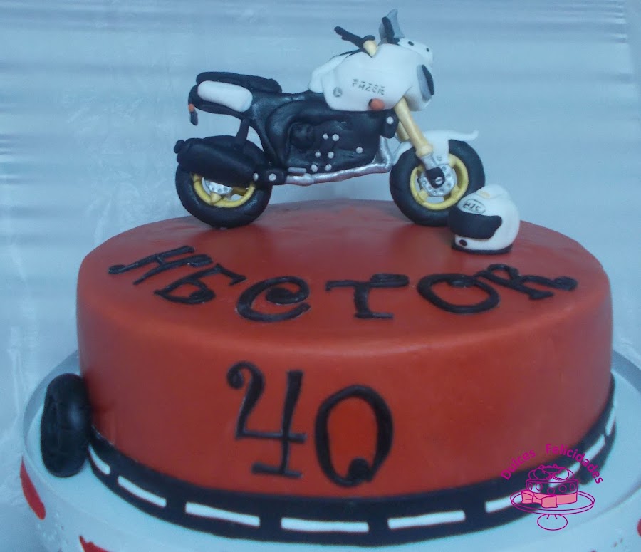 Tarta fondant moto para un 40 cumpleaños