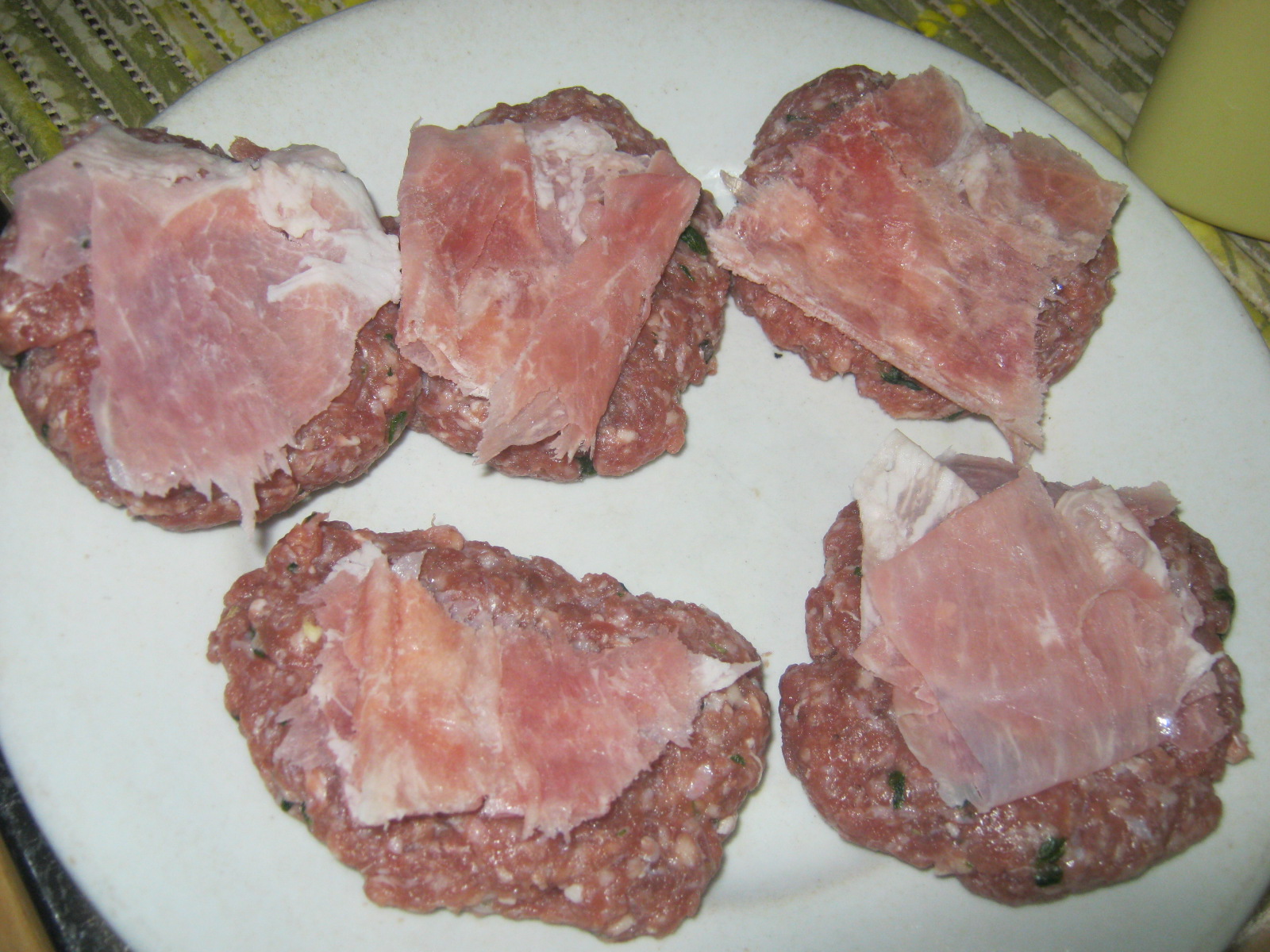 RICETTA HAMBURGER CON CUORE DI PROSCIUTTO COTTO E SOTTILETTA