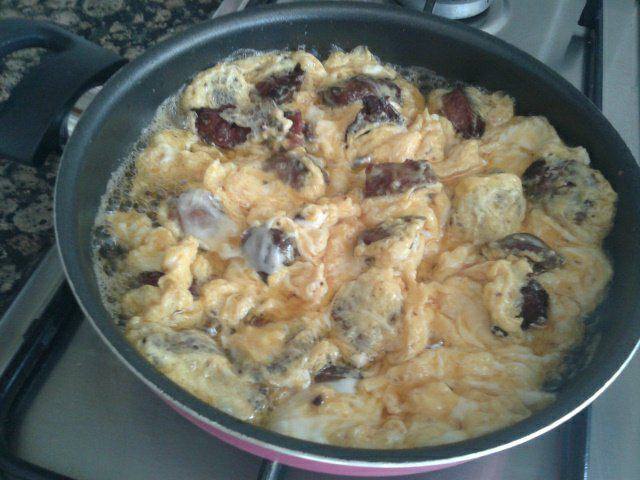 SUCUKLU YUMURTA PİŞİRME