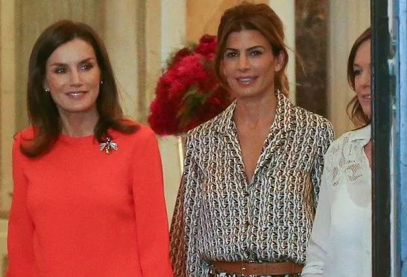 Queen Letizia wore Zara top and trousers. Juliana Awada is wearing Zara skirt and blouse