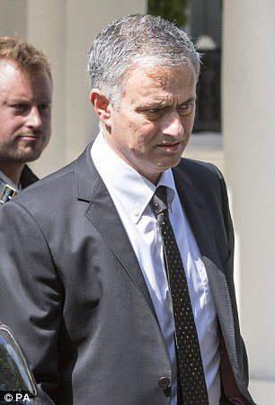 Chum hinh anh HLV Jose Mourinho toi M.U ky hop dong - Anh 3