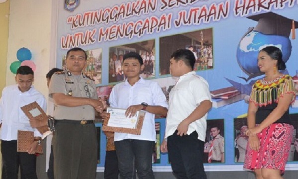 Ini Pesan Kapolsek Masdar Dipelapasan Pelepasan Pelajar Kelas IX SMP N 1 Sekadau Hilir Ini Pesan Kapolsek Masdar Dipelapasan Pelepasan Pelajar Kelas IX SMP N 1 Sekadau Hilir