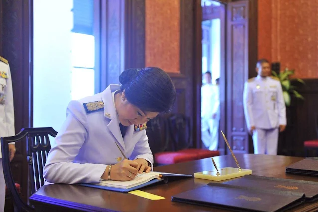 Yingluck Shinawatra น.ส.ยิ่งลักษณ์ ชินวัตร ลงนามถวายพระพร สมเด็จพระนางเจ้าสิริกิติ์ พระบรมราชินีนาถ เนื่องในวันเฉลิมพระชนมพรรษา 12 สิงหาคม 2557 ณ ห้องแดง ศาลาว่าการพระราชวัง ในพระบรมมหาราชวัง