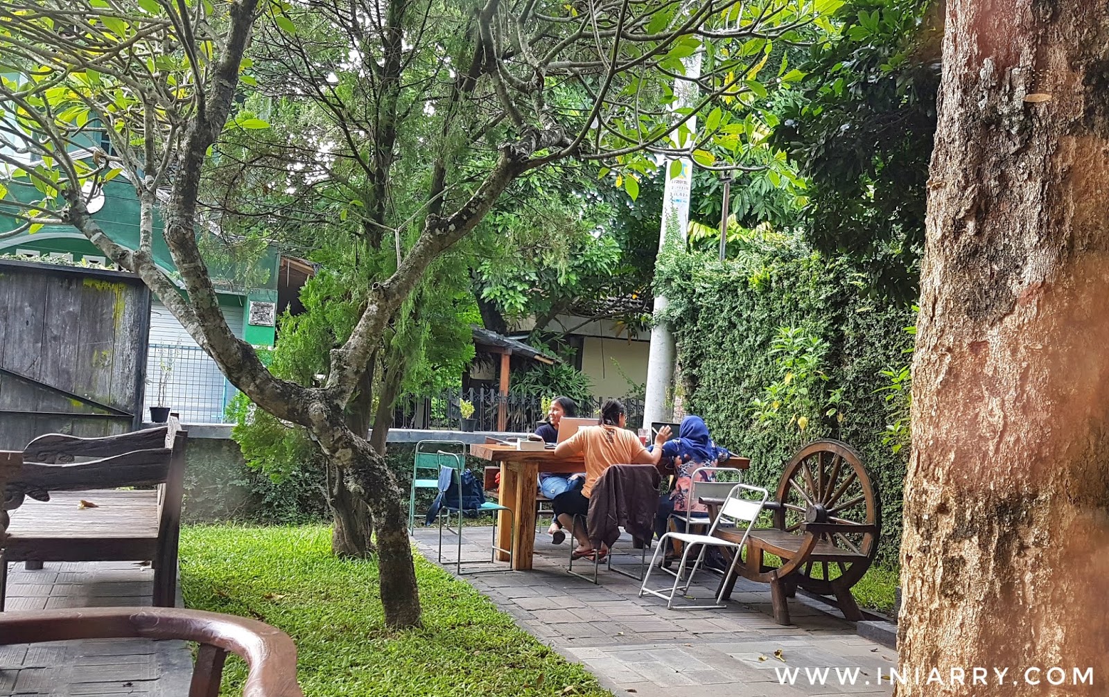 Medpresso Coffee Garden, Coffee Shop Dengan Konsep Taman Yang Asri