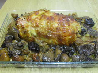 Pollo relleno asado con setas y frutos secos.
