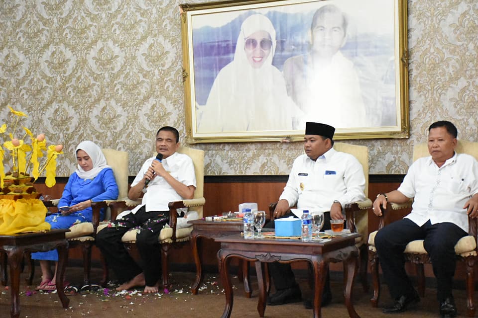 Bupati Asahan Taufan Gama Simatupang dan Istri (kanan), Walikota Tanjungbalai M Syahrial dan Wakil Walikota Drs Ismail di acara upah-upah. Bupati Asahan Taufan Gama Simatupang dan Istri (kanan), Walikota Tanjungbalai M Syahrial dan Wakil Walikota Drs Ismail di acara upah-upah.